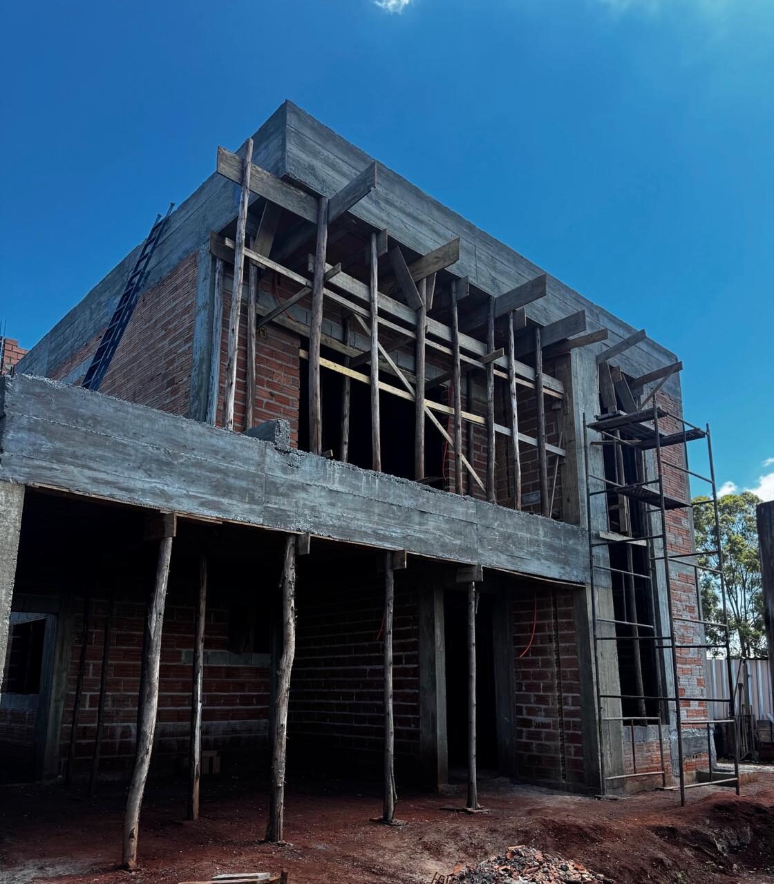 Residência I - C & N - estrutura em fase de concretagem