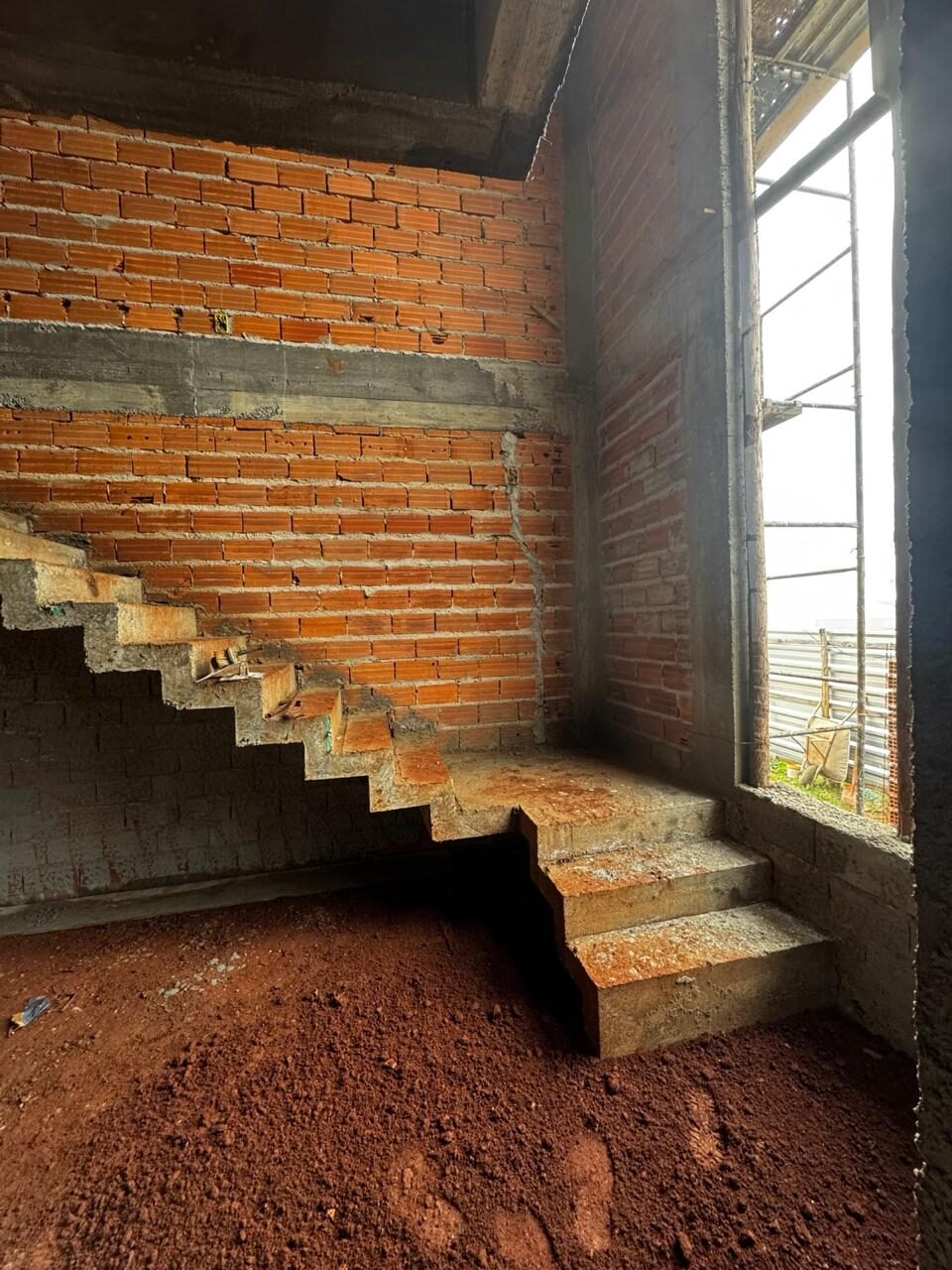 Residência I - C & N - escada em construção